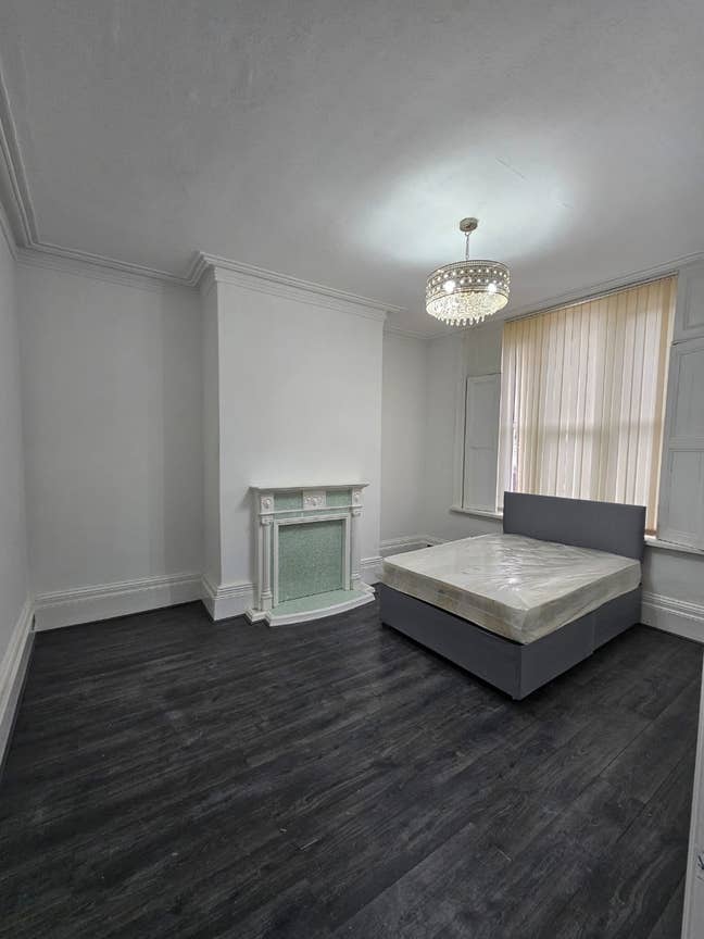 🌟 2 Rooms Available in Spacious House OL10 🌟  Main Photo