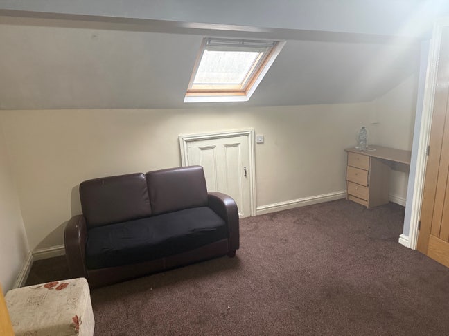 Large Bedroom, All bills included Main Photo