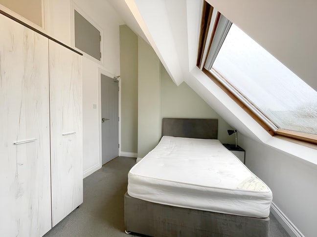 Double room in shared house  Main Photo