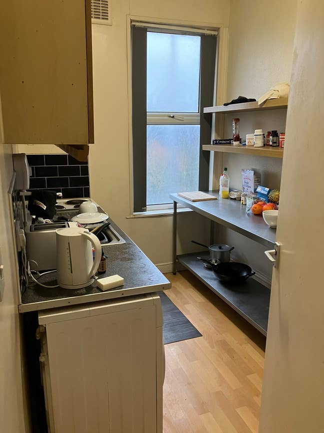 Studio flat with separate kitchen. Armley. Main Photo