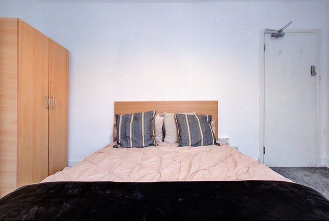 Double room available to rent near station  Main Photo