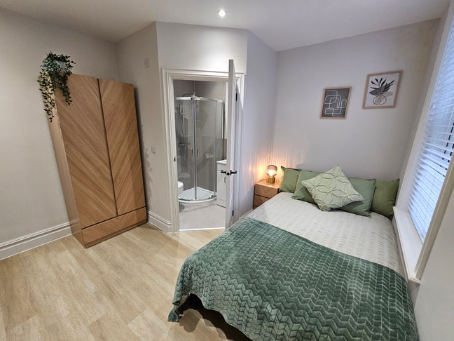 Furnished Double Room with Ensuite Main Photo