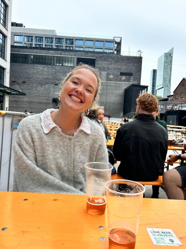 Hi! I’m Lizzie, 27, about to start a new jo... Main Photo