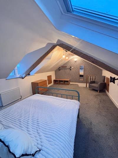 Large furnished room close to City Centre Main Photo