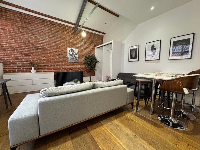 Stylish 1 Bed n Town Centre - Some Bills Included Main Photo