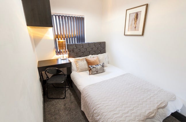 2 Rooms Available - Walking distance to city!  Main Photo