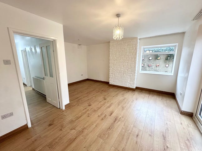 **3 Bedroom Maisonette to Rent in N9** Main Photo