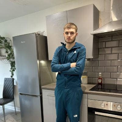 Professional Male seeks a single or double room Main Photo