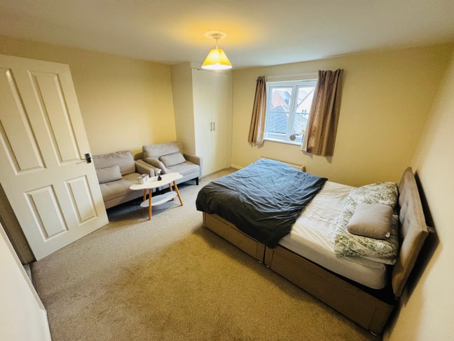 1 Double Bedroom for Couple/ Family /Professional Main Photo