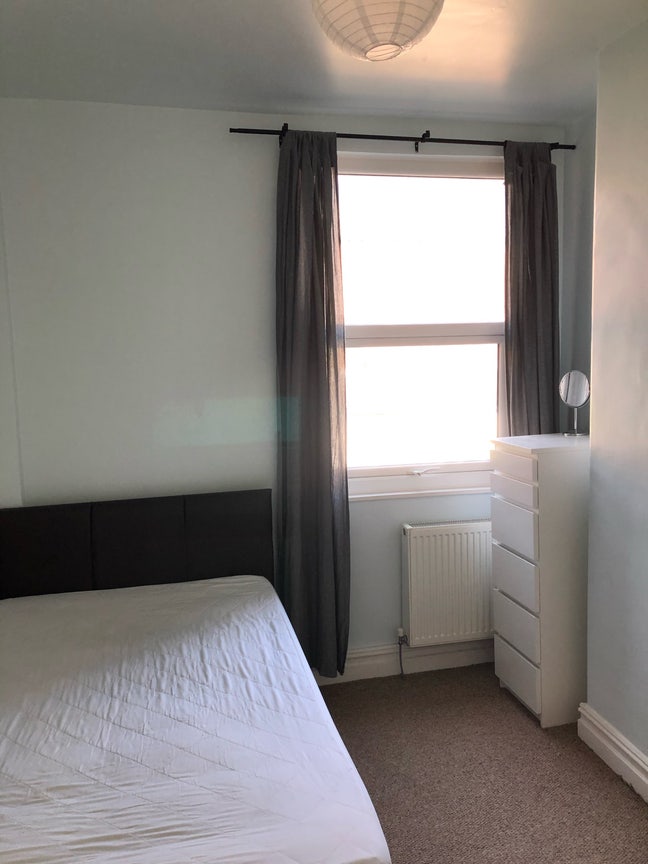 Double room to let in clean and tidy house  Main Photo