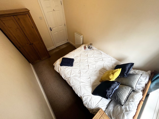 &pound;430 All bills included - off street parking  Main Photo