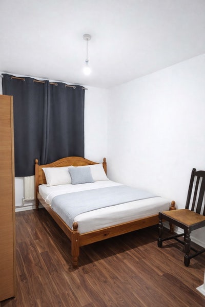 Nice Room in Mile End**Half Month Deposit Only! Main Photo