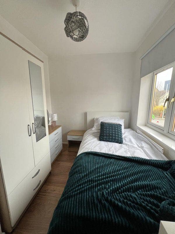 Modern Premium Room | Prime Location Main Photo