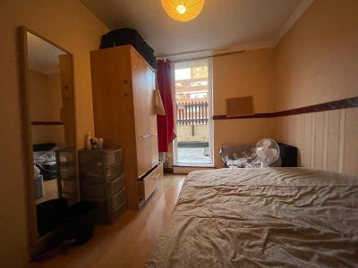 Lovely Double Room with Balcony at Shadwell  Main Photo