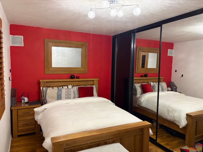 Clean and spacious room.. Main Photo