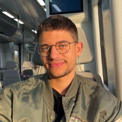 Professional Male seeks a single or double room Main Photo