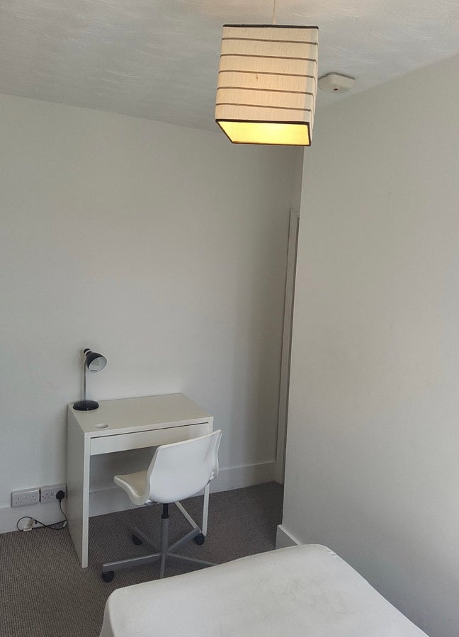 Spacious single room in prime Winchester location Main Photo