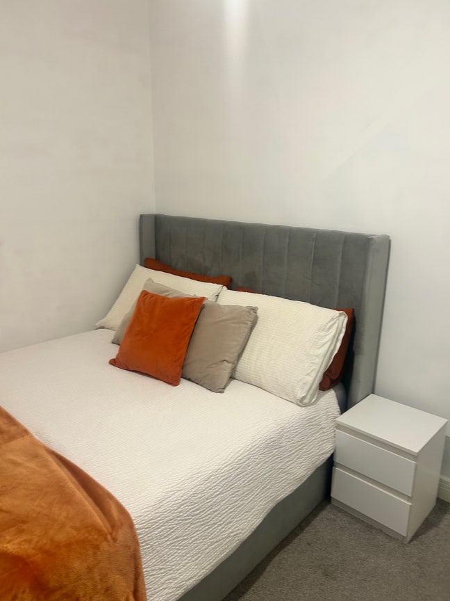 Large Double Room- spacious new build 4-Bed house Main Photo