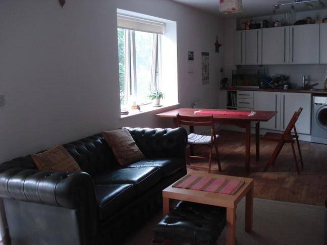 Single/ Double bedrooms available Main Photo