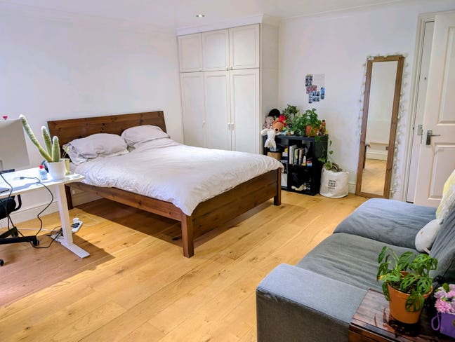 Barbican area king sized bedroom with ensuite Main Photo