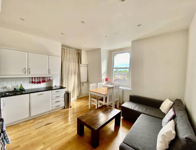 Bright, Modern Top Floor Apartment in Brixton Main Photo