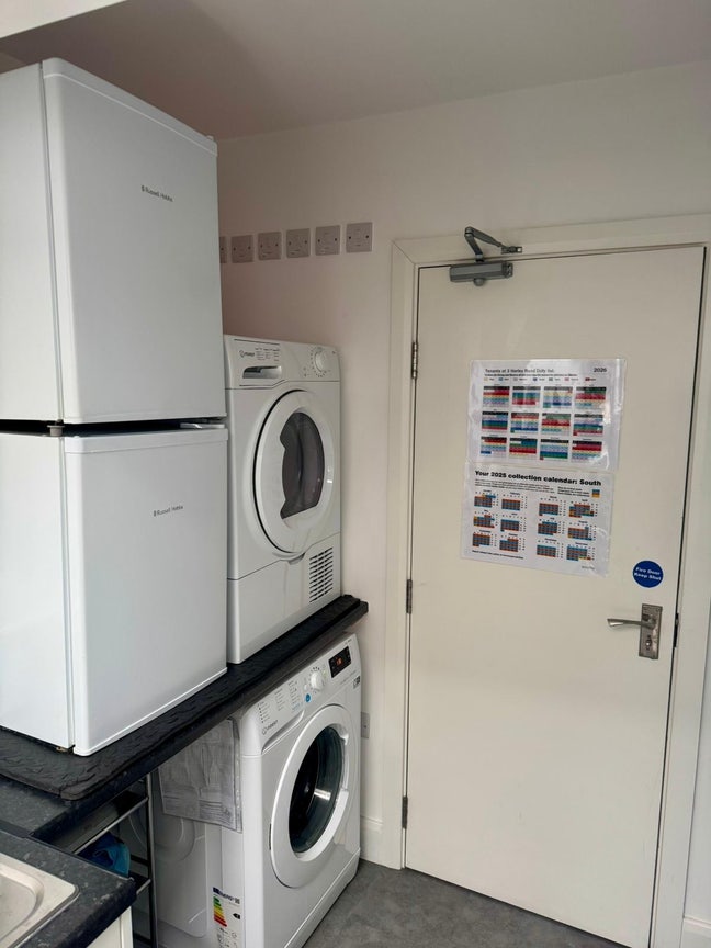 on-Suite Room Available in a House Share  Main Photo