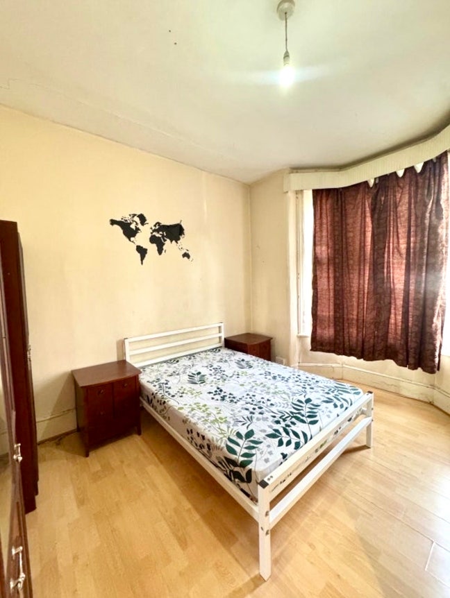 Lovely Room! Next to Leyton Station! All Bill Incl Main Photo