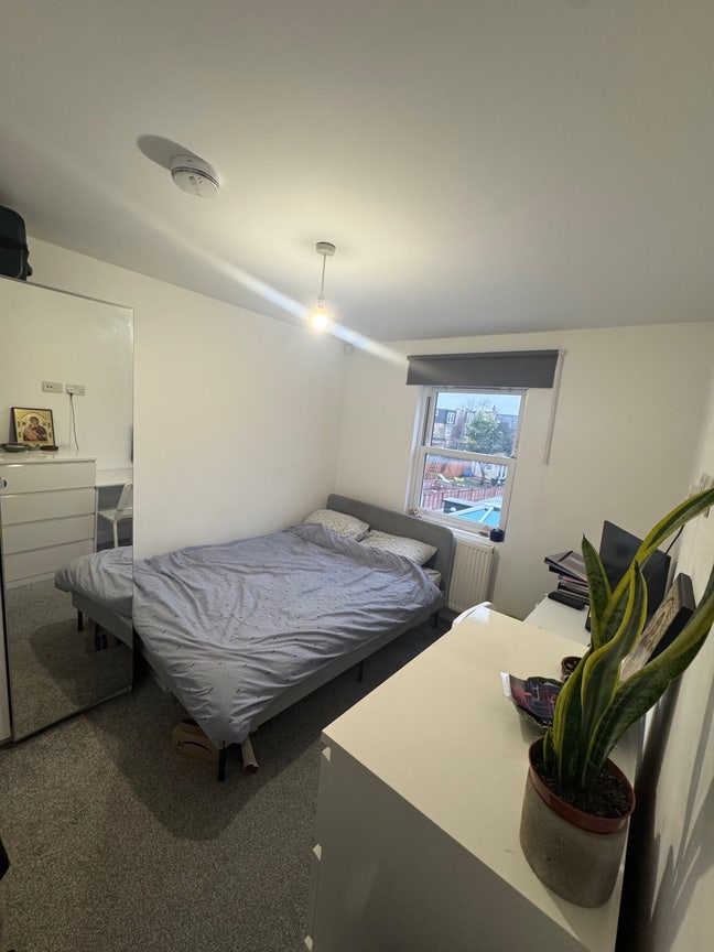 Lovely Double Room in Wimbledon Park -from May Main Photo