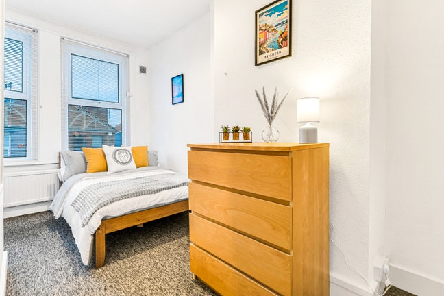 No Deposit – Modern Brighton Room, Bills Main Photo