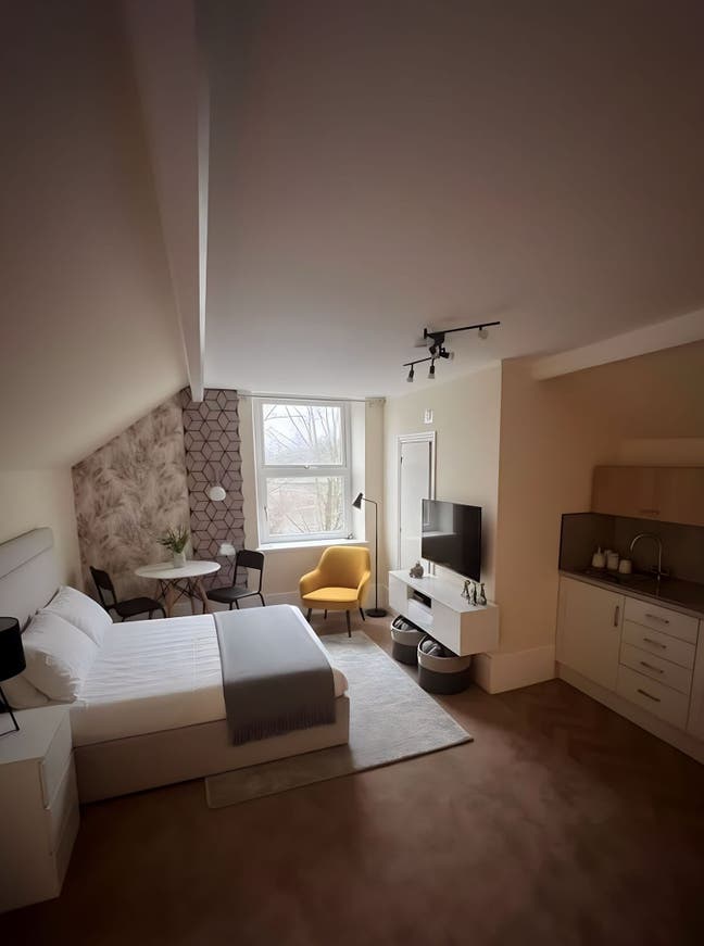 Spacious All-Inclusive Bedsit to Rent – Dewsbury Main Photo