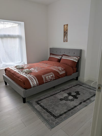 Share house - 5 bedroom in Newly decorated Main Photo