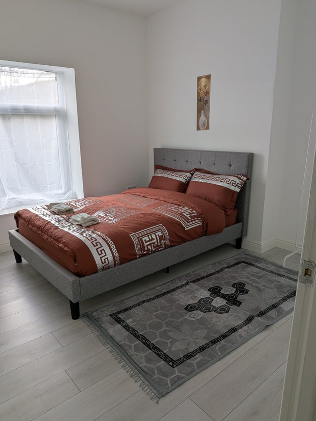 Share house - 5 bedroom in Newly decorated Main Photo