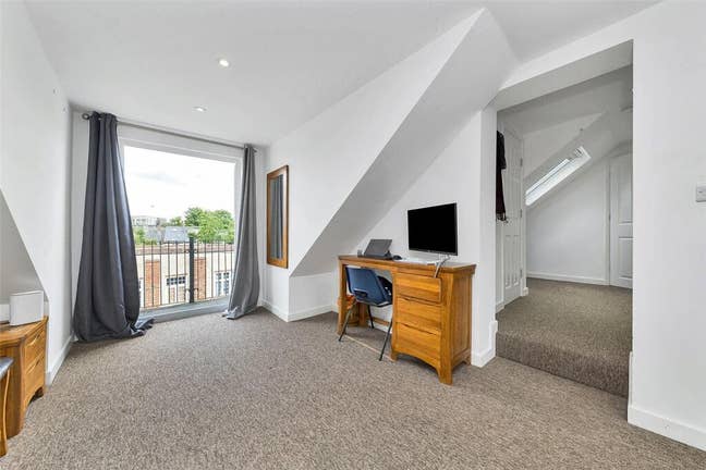 Premium Top-Floor En-Suite Room | Bills Included Main Photo