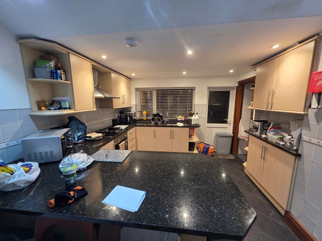 Small/mid Room to rent cf24 Main Photo