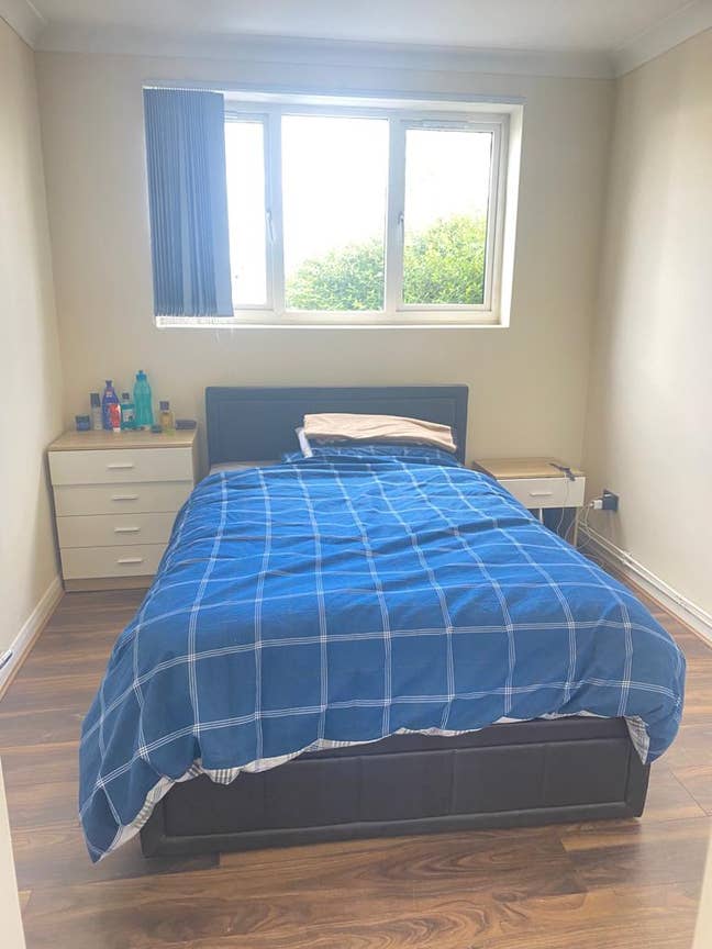 Bright double room  available bills included.  Main Photo