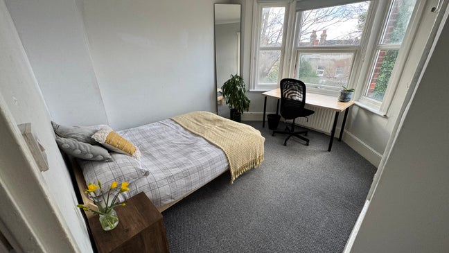 Bright Double Room in Leytonstone, Available Now! Main Photo