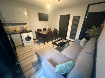 🏡 3-Bedroom Flat with Balcony | Bills Included Main Photo