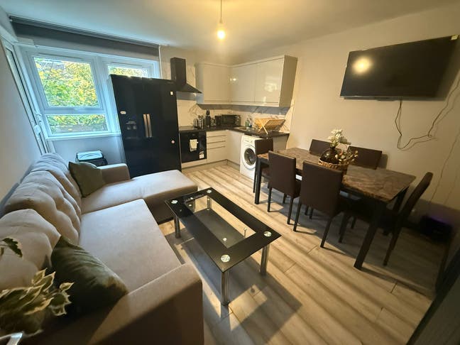 🏡 3-Bedroom Flat with Balcony | Bills Included Main Photo