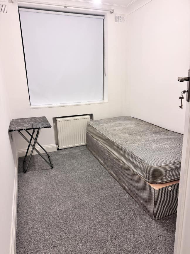 A single bedroom available at Hendon Town Hall Main Photo