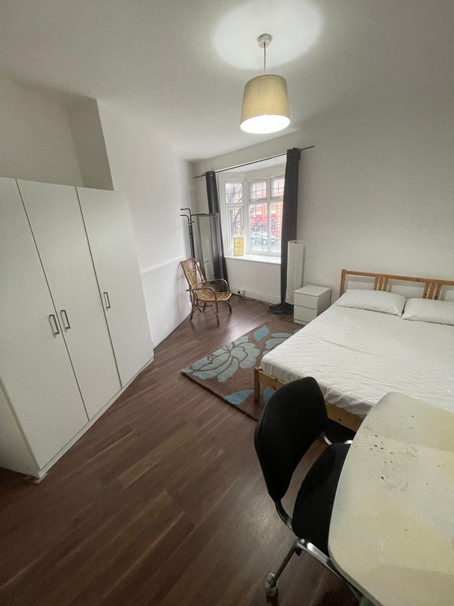 Huge Bright Room in Greenford Main Photo