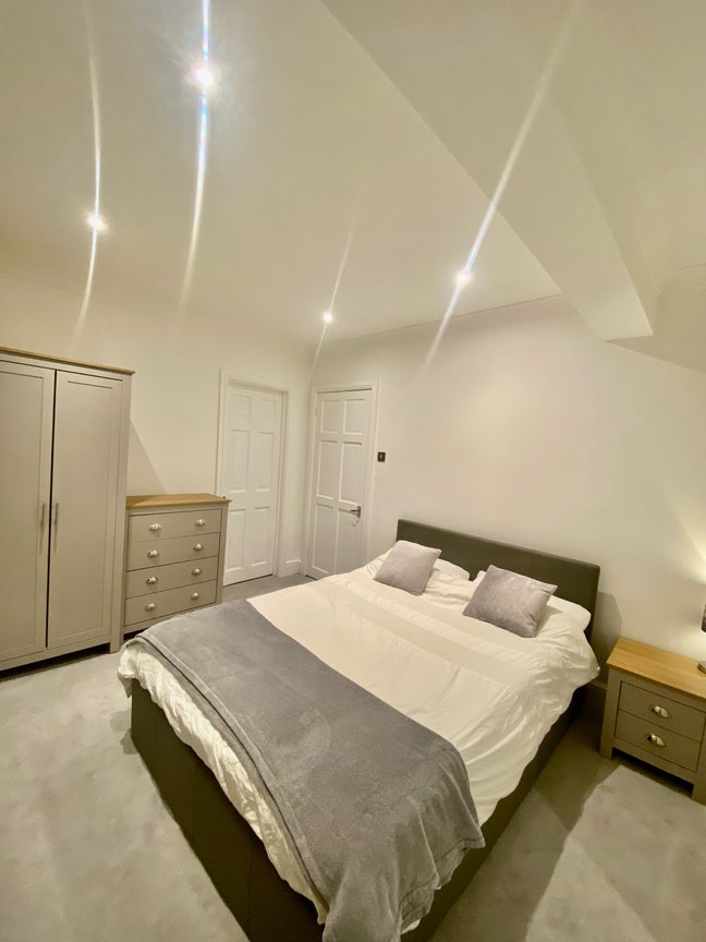 Large Double room - in modern property  Main Photo