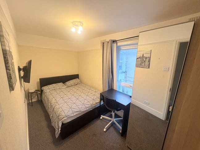 Room in a shared house Main Photo