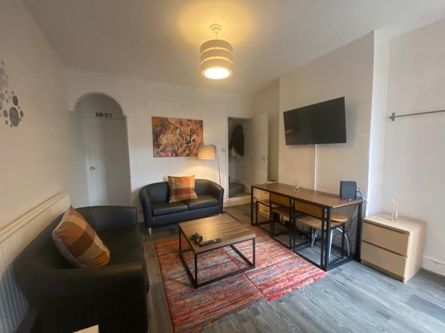 Students/4 Double Rooms/2 Baths All inc  Main Photo