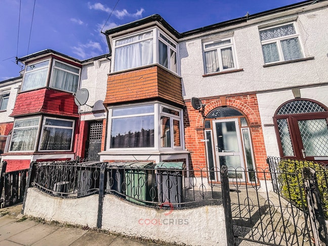 Studio in Oakdale Road, Finsbury Park, North Londo Main Photo