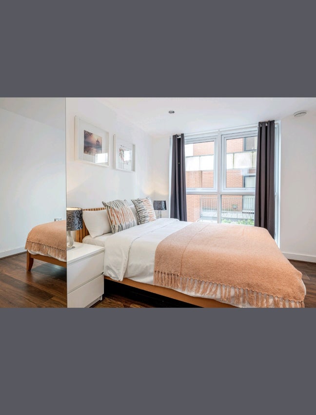 Large double room next to Royal Victoria station Main Photo