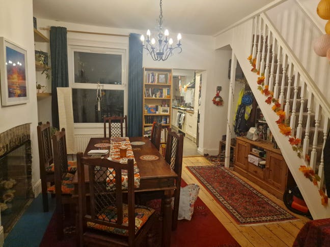 Double room in girly household Main Photo