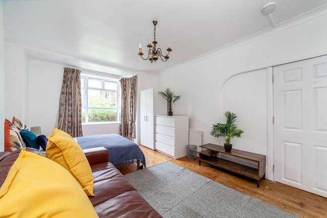 🔥🛌Huge Room In House (Garden + Living) 🏡 Main Photo