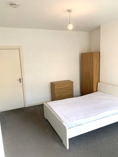 Large Ground Floor Room - Near Train Station Main Photo