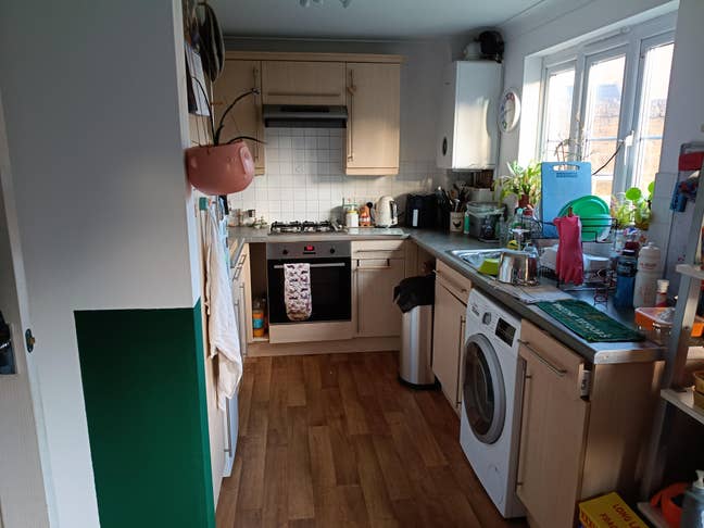 Small double room with cupboard available- Witney Main Photo