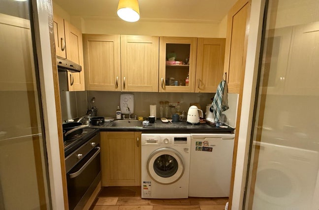 A new female flatmate Main Photo